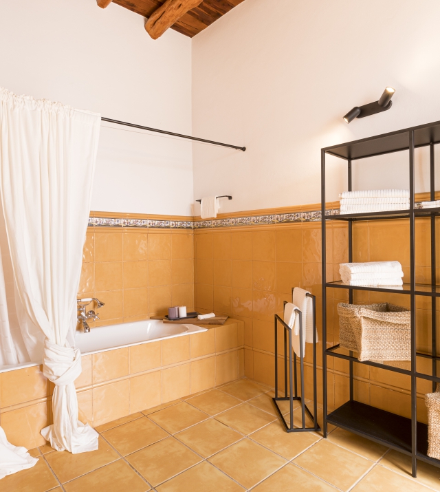 Resa estates rental in jesus 2022 finca private pool in Ibiza house bathroom.jpg